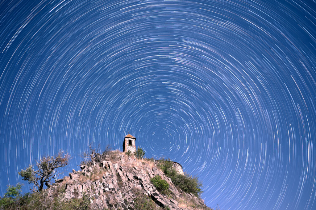 Circumpolaire et chapelle en Auvergne – Photo de Fabien Pixs