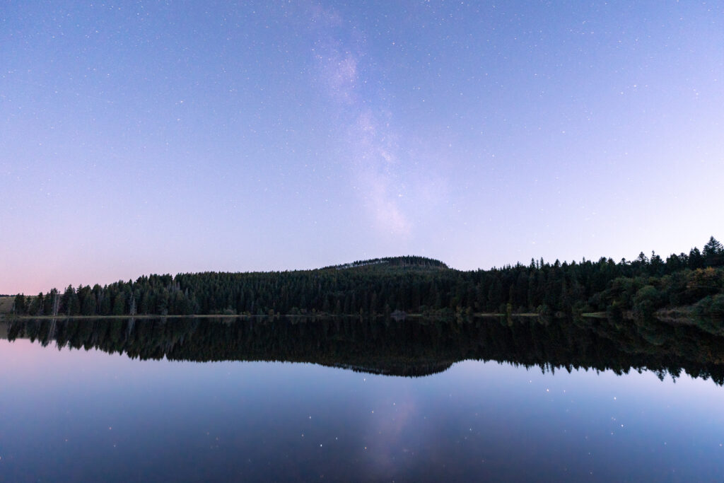 Voie lactée, lac et reflets en Auvergne – Photo de Fabien Pixs
