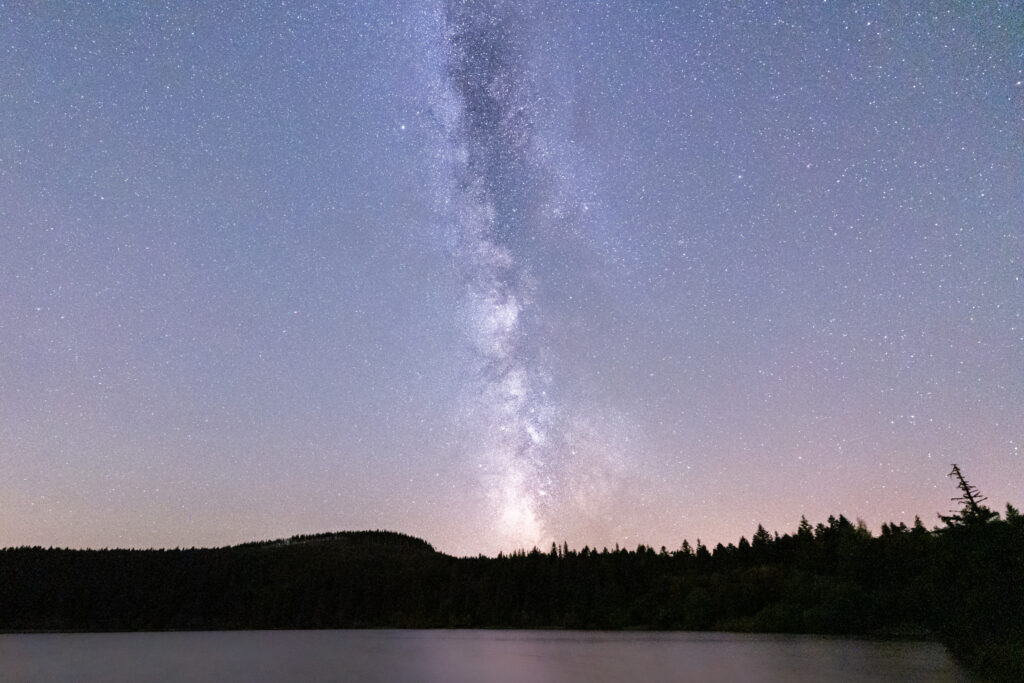 Voie lactée et lac en Auvergne – Photo de Fabien Pixs